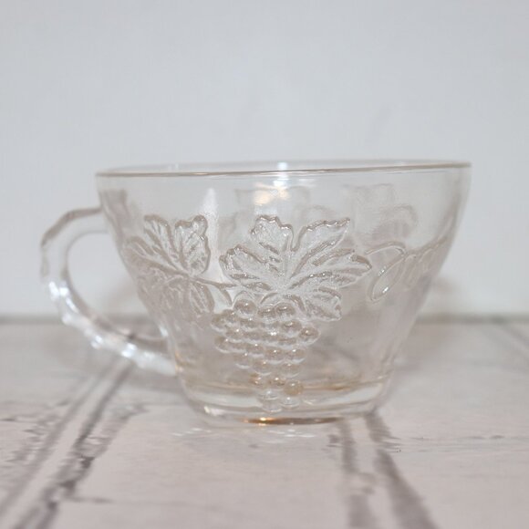 🍇 Vintage Glass Grape Cup · 2.5" Tall - Picture 1 of 5